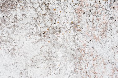 Çizik ve çatlaklarla dolu bir duvar parçası.