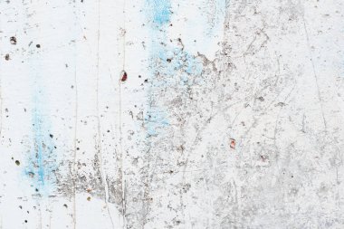 Çizik ve çatlaklarla dolu bir duvar parçası.