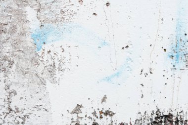 Çizik ve çatlaklarla dolu bir duvar parçası.