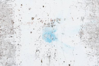 Çizik ve çatlaklarla dolu bir duvar parçası.