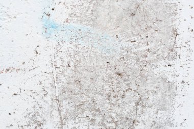 Çizik ve çatlaklarla dolu bir duvar parçası.