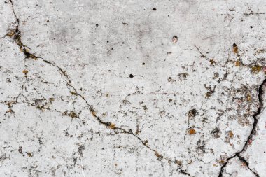 Çizik ve çatlaklarla dolu bir duvar parçası.