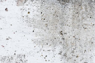 Çizik ve çatlaklarla dolu bir duvar parçası.