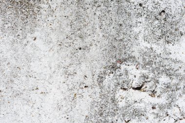 Çizik ve çatlaklarla dolu bir duvar parçası.