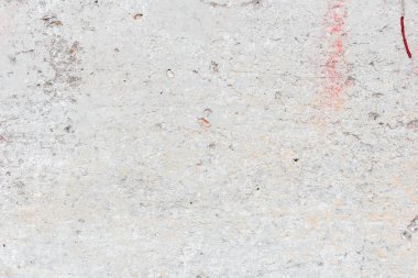 Çizik ve çatlaklarla dolu bir duvar parçası.