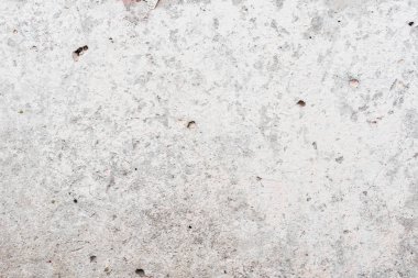 Çizik ve çatlaklarla dolu bir duvar parçası.