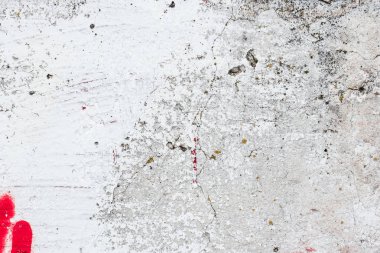 Çizik ve çatlaklarla dolu bir duvar parçası.