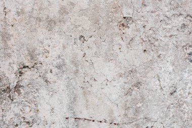 Çizik ve çatlaklarla dolu bir duvar parçası.