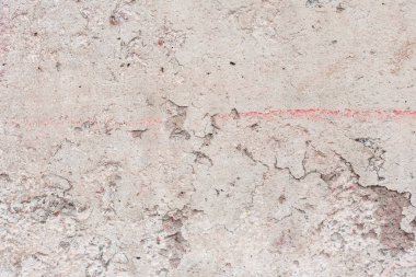 Çizik ve çatlaklarla dolu bir duvar parçası.