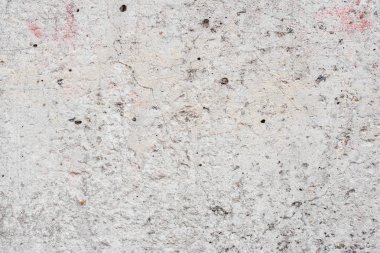 Çizik ve çatlaklarla dolu bir duvar parçası.