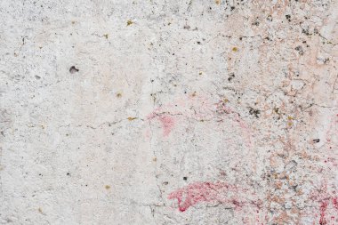 Çizik ve çatlaklarla dolu bir duvar parçası.