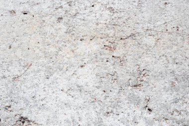 Çizik ve çatlaklarla dolu bir duvar parçası.