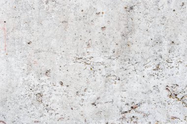 Çizik ve çatlaklarla dolu bir duvar parçası.