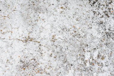 Çizik ve çatlaklarla dolu bir duvar parçası.