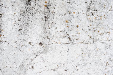 Çizik ve çatlaklarla dolu bir duvar parçası.