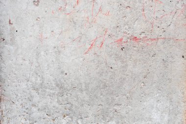 Çizik ve çatlaklarla dolu bir duvar parçası.