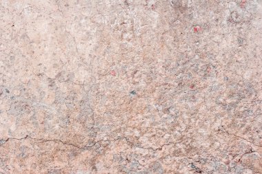 Çizik ve çatlaklarla dolu bir duvar parçası.