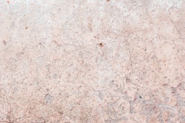 Çizik ve çatlaklarla dolu bir duvar parçası.