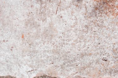 Çizik ve çatlaklarla dolu bir duvar parçası.