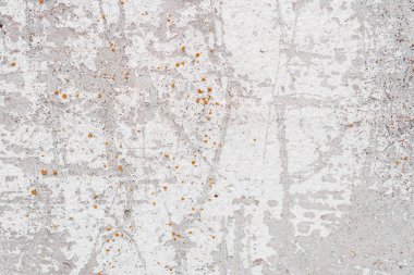 Çizik ve çatlaklarla dolu bir duvar parçası.