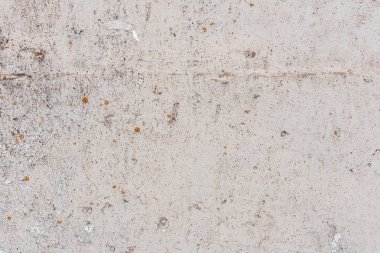 Çizik ve çatlaklarla dolu bir duvar parçası.