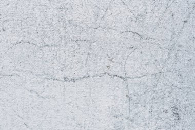 Çizik ve çatlaklarla dolu bir duvar parçası.