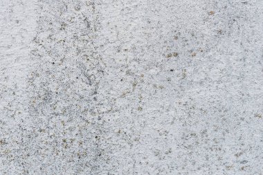 Çizik ve çatlaklarla dolu bir duvar parçası.