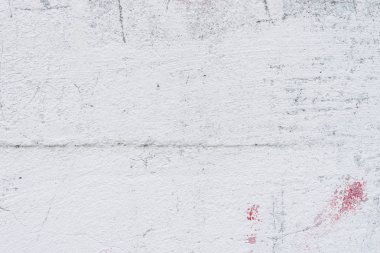 Çizik ve çatlaklarla dolu bir duvar parçası.