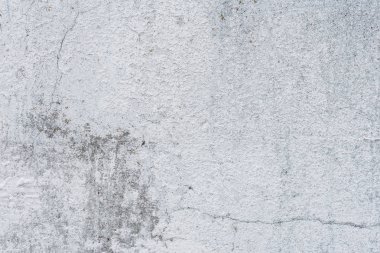 Çizik ve çatlaklarla dolu bir duvar parçası.