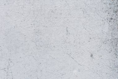 Çizik ve çatlaklarla dolu bir duvar parçası.