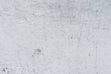 Çizik ve çatlaklarla dolu bir duvar parçası.