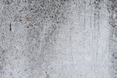 Çizik ve çatlaklarla dolu bir duvar parçası.