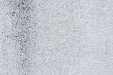 Çizik ve çatlaklarla dolu bir duvar parçası.