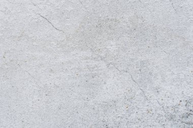 Çizik ve çatlaklarla dolu bir duvar parçası.