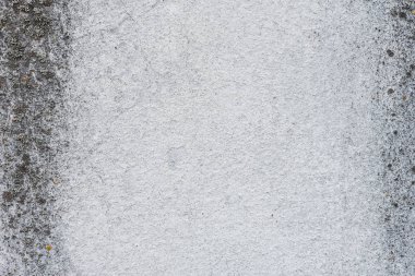 Çizik ve çatlaklarla dolu bir duvar parçası.