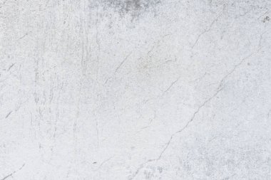 Çizik ve çatlaklarla dolu bir duvar parçası.