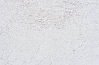 Çizik ve çatlaklarla dolu bir duvar parçası.