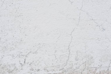 Çizik ve çatlaklarla dolu bir duvar parçası.