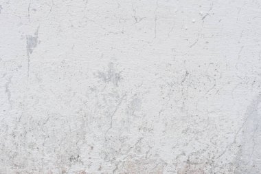 Çizik ve çatlaklarla dolu bir duvar parçası.