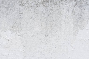 Çizik ve çatlaklarla dolu bir duvar parçası.