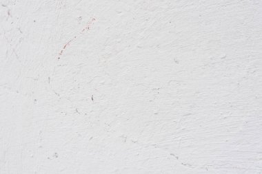 Çizik ve çatlaklarla dolu bir duvar parçası.