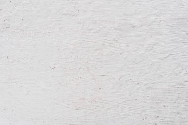 Çizik ve çatlaklarla dolu bir duvar parçası.