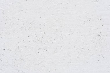 Çizik ve çatlaklarla dolu bir duvar parçası.