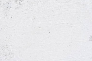 Çizik ve çatlaklarla dolu bir duvar parçası.