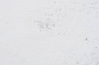 Çizik ve çatlaklarla dolu bir duvar parçası.