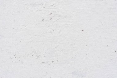 Çizik ve çatlaklarla dolu bir duvar parçası.