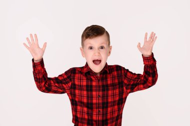 Beyaz bir arka plan üzerinde anlamlı duygu ile küçük çocuk. Yalıtılmış nesne