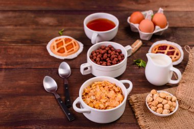 Lezzetli ve faydalı Kahvaltı gevreği, süt, fındık ve kuru meyve ile. Sağlıklı gıda enerji ile yükleme