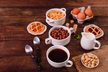 Lezzetli ve faydalı Kahvaltı gevreği, süt, fındık ve kuru meyve ile. Sağlıklı gıda enerji ile yükleme