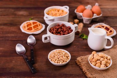 Lezzetli ve faydalı Kahvaltı gevreği, süt, fındık ve kuru meyve ile. Sağlıklı gıda enerji ile yükleme